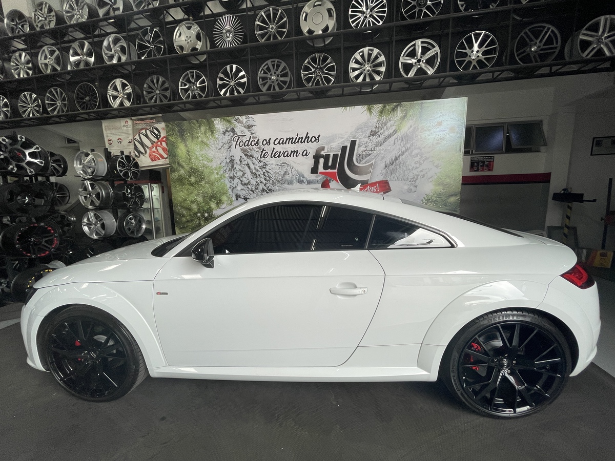 PneusFull's tweet photo. Audi dando um show de beleza em nossa loja. Já pediu o seu de natal? 🚘🎅🏽
.
#audi #audlove #audistyle #clubedoaudi #audirj #rodao #vaidefull https://t.co/sJUDve3meq