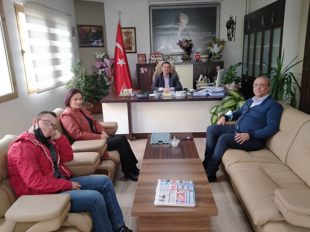 manisa_ozel's tweet photo. ŞEHZADELER İLÇE MİLLİ EĞİTİM MÜDÜRÜMÜZ SAYIN METİN GENCAY'A ZİYARETİMİZ
Okul-aile birliğimizle 24 Kasım öğretmenler günü dolayısıyla Şehzadeler İlçe Milli Eğitim Müdürü Sayın Metin Gencay'a ziyarette bulunduk. @MetinGENCAY4245 #manisameb https://t.co/fkuXJVj55l