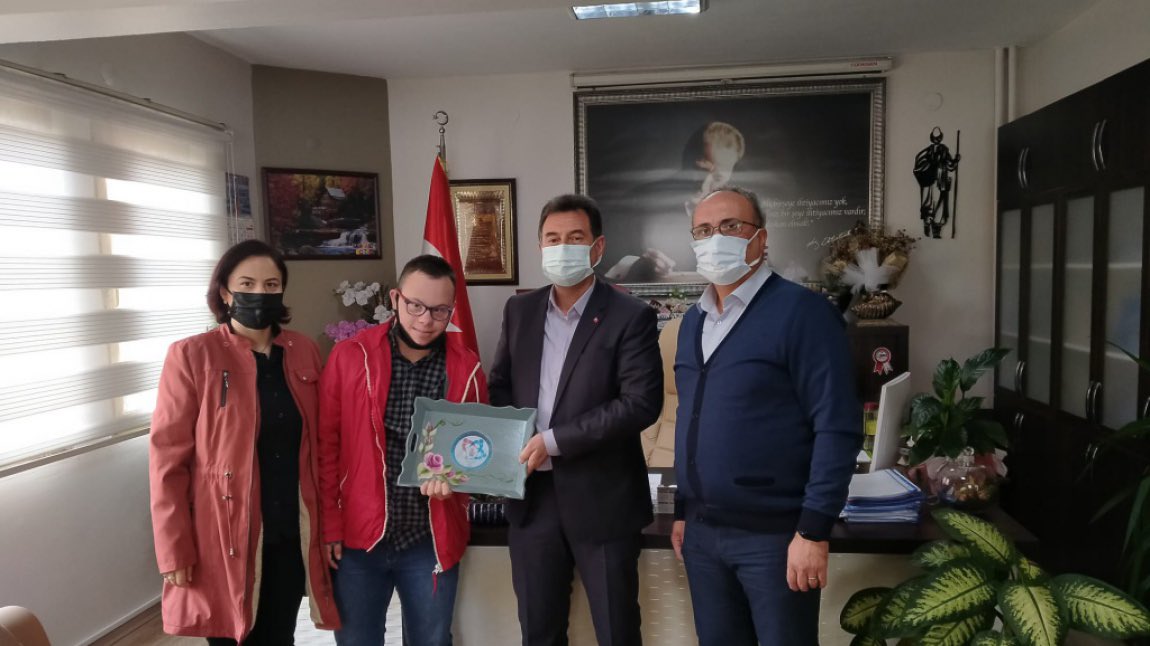 manisa_ozel's tweet photo. ŞEHZADELER İLÇE MİLLİ EĞİTİM MÜDÜRÜMÜZ SAYIN METİN GENCAY'A ZİYARETİMİZ
Okul-aile birliğimizle 24 Kasım öğretmenler günü dolayısıyla Şehzadeler İlçe Milli Eğitim Müdürü Sayın Metin Gencay'a ziyarette bulunduk. @MetinGENCAY4245 #manisameb https://t.co/fkuXJVj55l