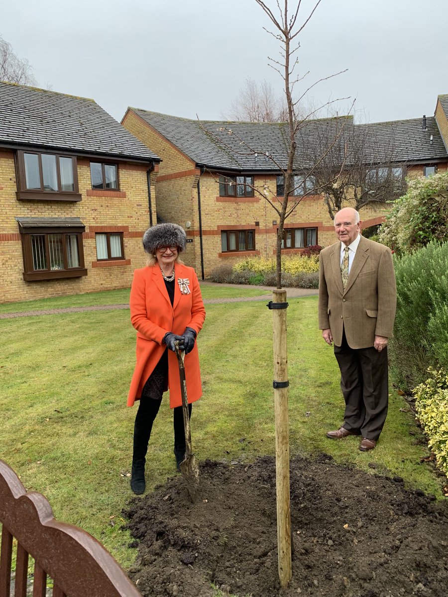 This maybe the first tree planted for Her Majesty’s #Jubilee in #Oakham  ⁦@QGCanopy⁩ A pleasure to visit St John & St Anne #almshouses #plantatreefortheJubilee!