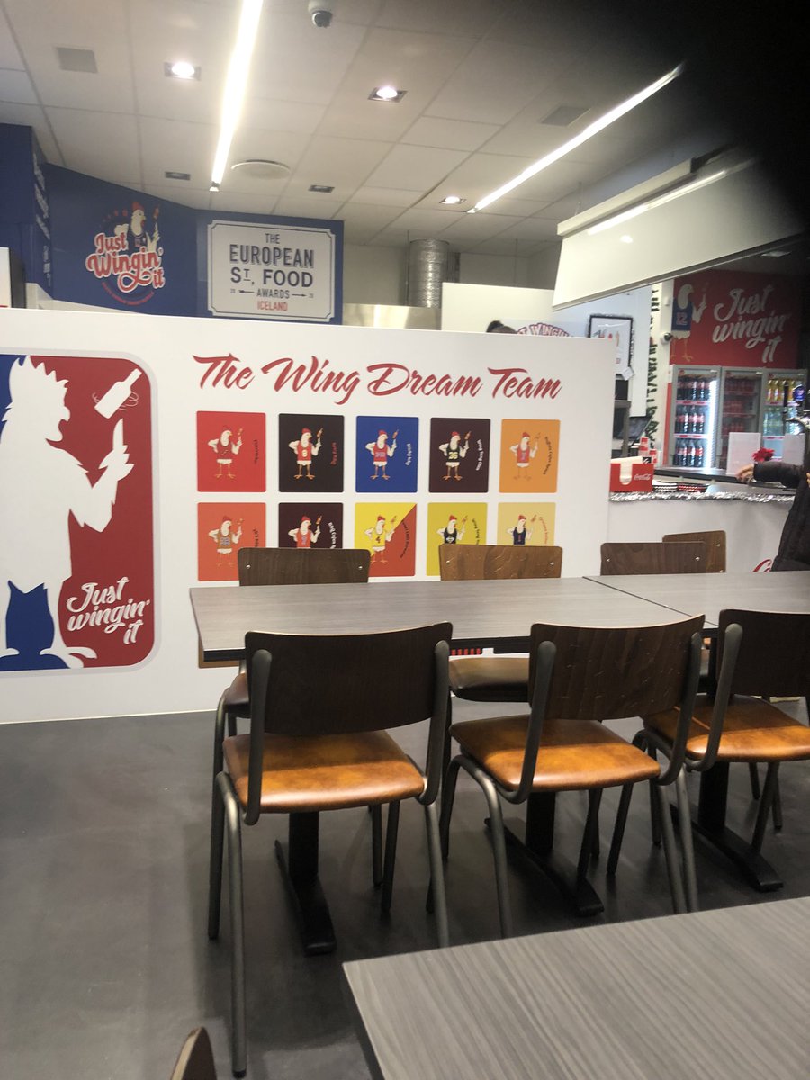 Í tilefni af afmælin mínu vildi konan bjóða mér út að borða. Ég nenni ekki formleg heitum og vel aðeins það besta frá <a href="/shousey12/">jshouse</a> og vinum í <a href="/vaengjavagninn/">Just Wingin It - Vængjavagninn</a>