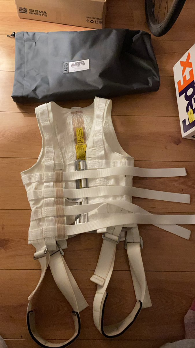 It’s Christmas ! And I get a new Harness in the post  #wirework #stunts  #climbingsutra Thanks guys !