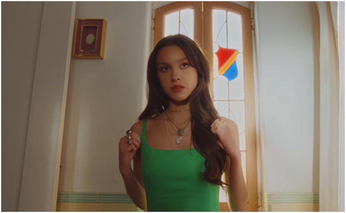 tonica_la's tweet photo. #Música 🎵Taylor Swift, Jack Antonoff y St. Vincent ya no están contemplado por el tema “Deja Vu” en la nominación de “Álbum del Año” con Olivia Rodrigo💿  
➡️ https://t.co/pAlGhnfIjA https://t.co/60nMJcEJMy