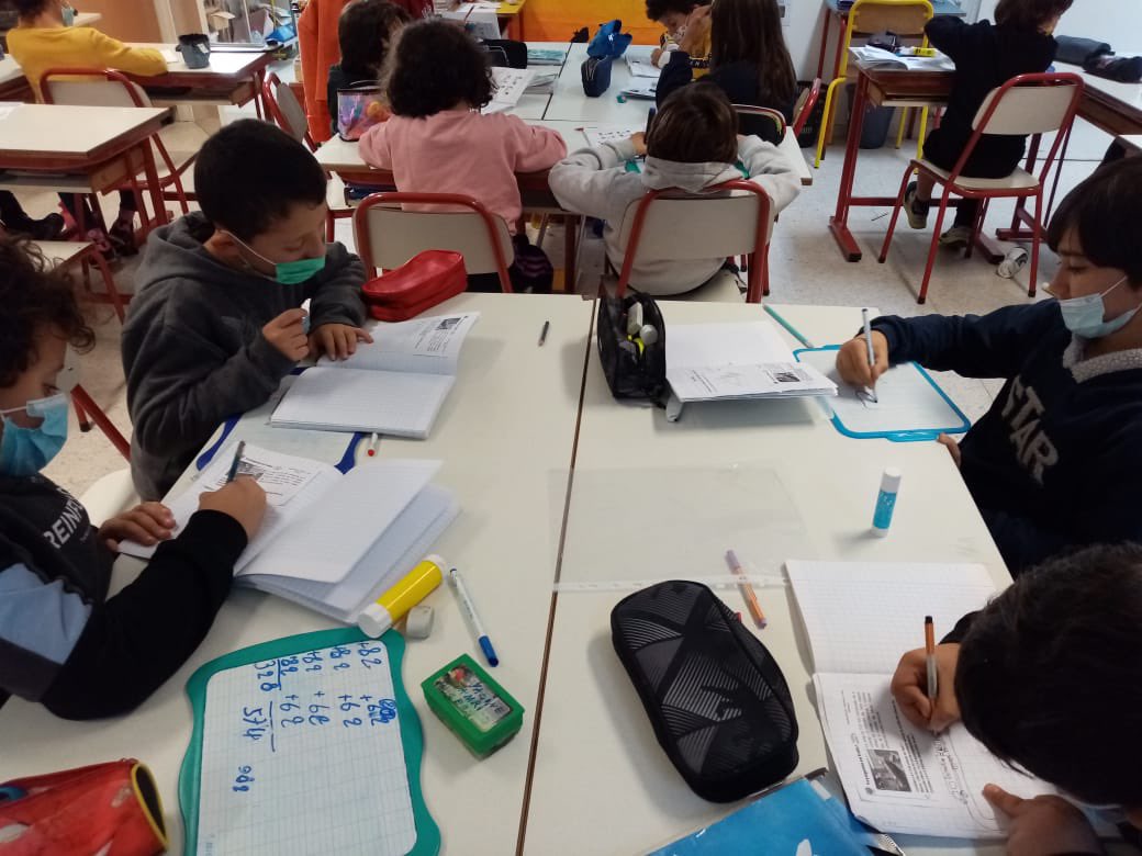 ERTDesnos's tweet image. Nos élèves de CE2 C en pleine réflexion mathématique et prêts pour les défis de @ProblemaTwitt avec la classe de @AudeCorbieres 👍