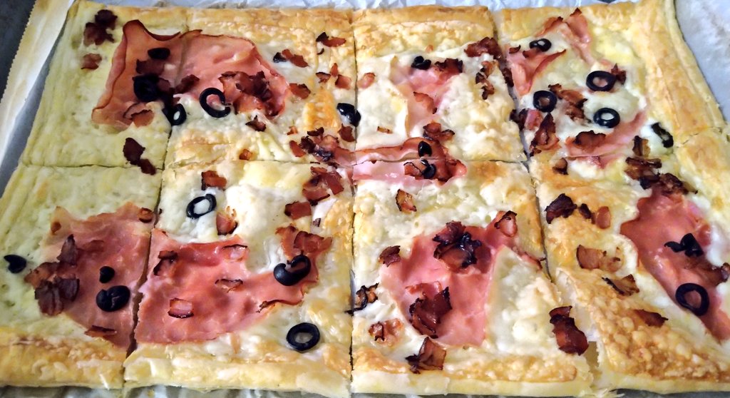 BakingCooking's tweet image. Homemade #pizza night 👩🏻‍🍳🍕🥓🧀🫒🍕😋 #food #Foodie #cooking #homemade #dinner #pizzanight #Yummy #delicious