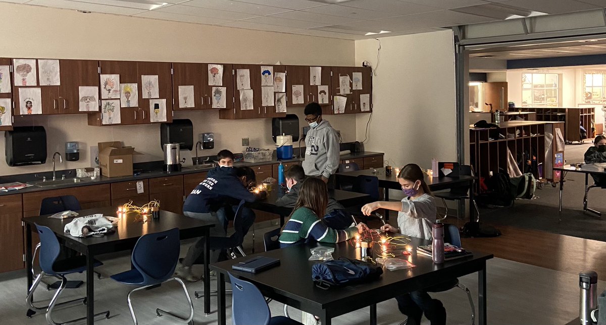7 Navigators making series and parallel circuits <a href="/hudsonohHMS/">Hudson Middle School</a>.