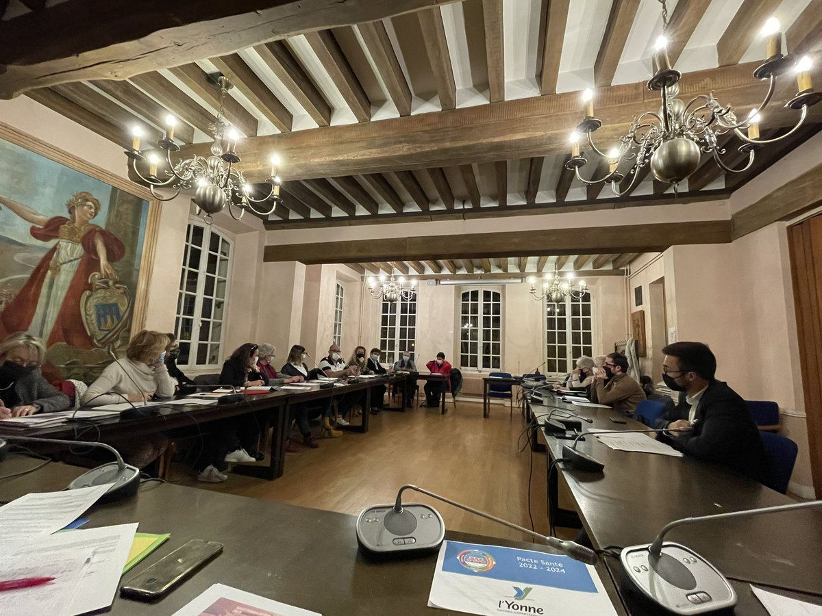 PirmanGilles's tweet photo. A #VilleneuveSurYonne pour présenter devant élus et usagers le Pacte Santé du @Departement89 et la priorité donnée par le Département au bassin de vie pour le salariat d’un médecin et d’autres dispositifs innovants pour favoriser l’accès aux soins @arsbfc @Villeneuveyonne #Yonne https://t.co/A5XmLmpZ8w