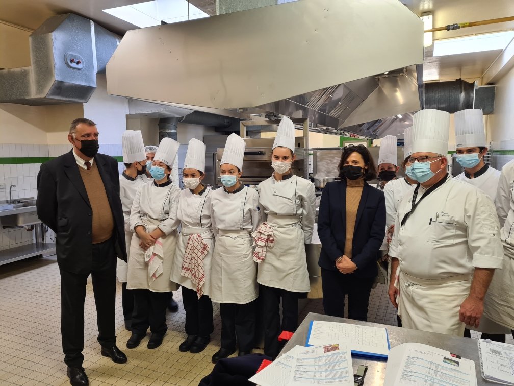 JeanLimoges's tweet photo. Dans le cadre de la semaine des lycées professionnels, Madame la Rectrice a visité le lycée des metiers Jean Monnet où elle a rencontré des lycéens, des apprentis et des stagiaires de la formation continue  ainsi que leurs enseignants.
Nous la remercions très chaleureusement. https://t.co/9lUU2vtFID