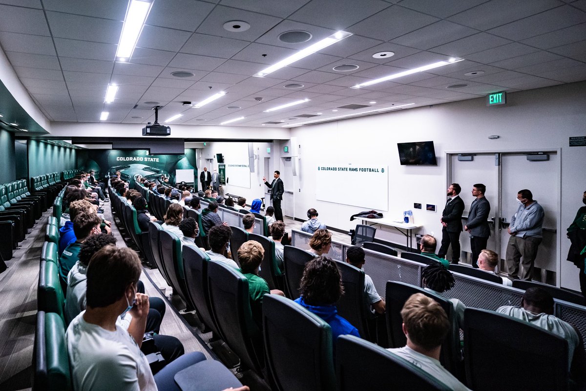 CSUFootball's tweet image. Coach, 𝗧𝗲𝗮𝗺
Team, 𝗖𝗼𝗮𝗰𝗵. 🤝