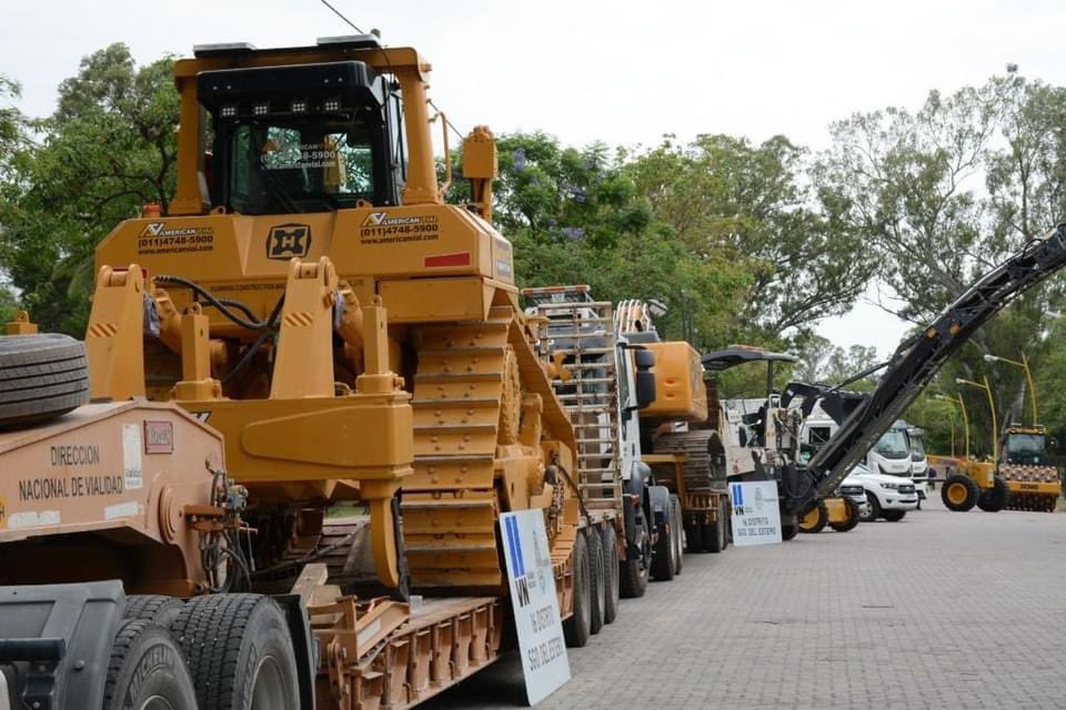 Hoy participe de la entrega de maquinarias al Distrito 16 de Vialidad de la Nación,que se incorporan  para la recuperación de la red de rutas y caminos en todo el país. La presentación estuvo a cargo del gerente regional de Vialidad de la Nación, Patricio García.