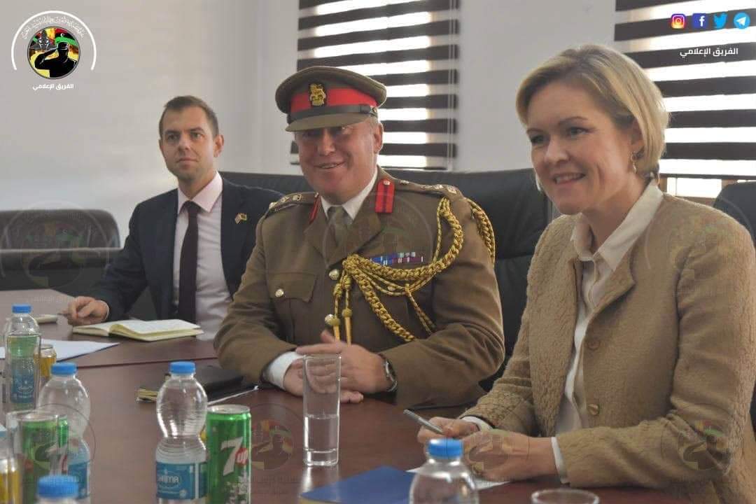 السفيرة البريطانية لدى ليبيا كارولاين هرندل والملحق العسكري، يزوران "غرفة عمليات سرت والجفرة" في مصراتة ويجتمعان مع آمرها إبراهيم بيت المال.

#بوابةإفريقياالإخبارية #ليبيا 
#afrigatenews