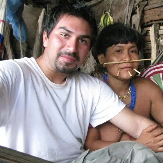 hugoesc31475407's tweet photo. Tras 19 años sin verse, David Good (hijo de un antropólogo estadounidense) se reencuentra con su madre, quien forma parte de una comunidad indígena del Amazonas de Venezuela.❤️❤️❤️☮️ https://t.co/6ysWp0a7xR