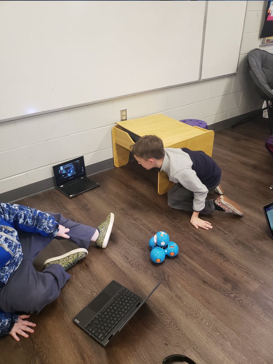 mhuke02's tweet photo. We had a 10 tiger paw party today and some students chose to try out our new dash robots. https://t.co/85F8mZsvvj