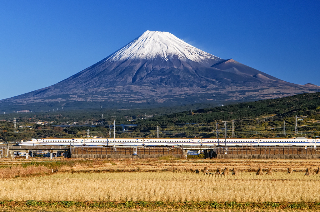 帯　富士山 おはようございます。冬枯れの田園地帯を走る新幹線と富士山の風景です！