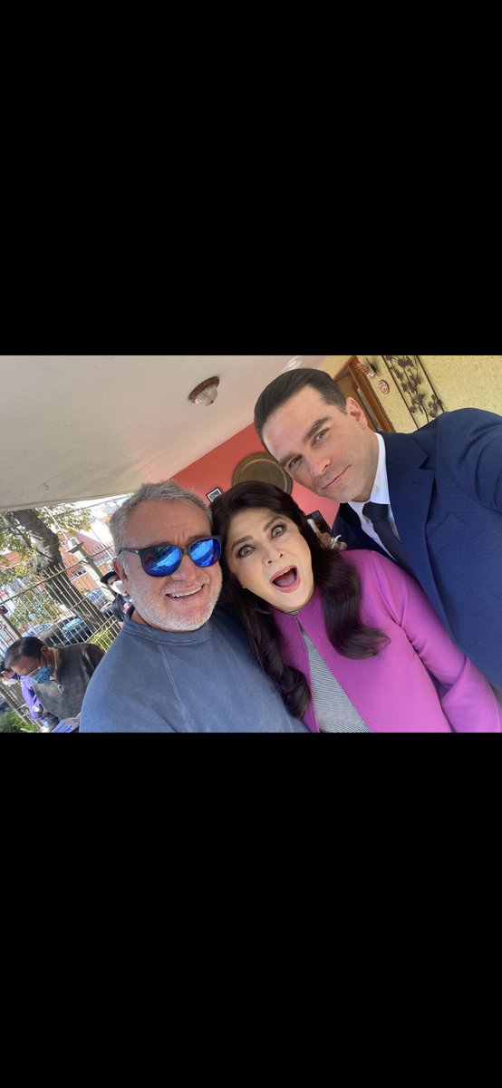 victoriaruffo31's tweet photo. Súper contenta!!!! @elgueromex  @alenones  🎈🎈🎈 https://t.co/wPUFaba8ub