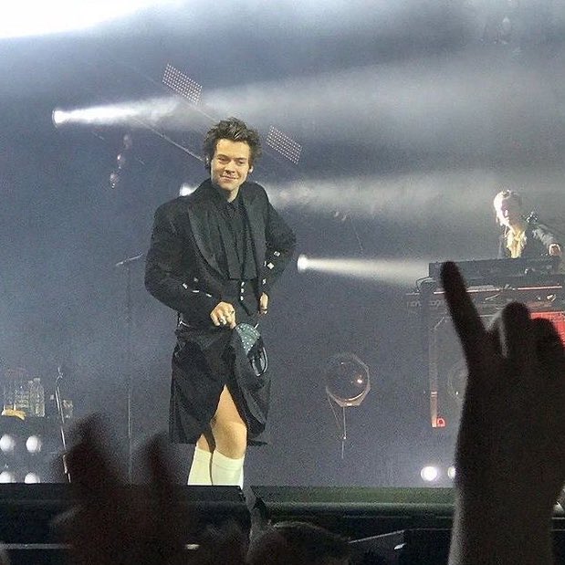 hslotbot's tweet photo. Harry Styles in Glasgow, Scotland. April 14, 2018 https://t.co/2bEORx71QI