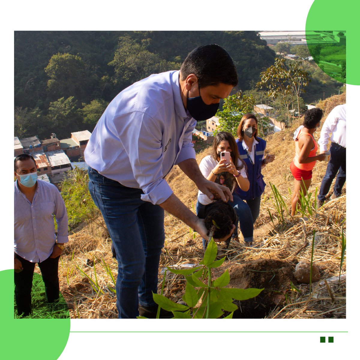 acueductobga's tweet photo. #ambAmbiental 🌱Hoy junto con @AlcaldiaBGA @Invisbu @COL_EJERCITO iniciamos la campaña “50 mil razones de vida”, cuyo propósito es sembrar 50 mil árboles🌳para repoblar zonas deforestadas; y conmemorar así, la vida de quienes han partido por causa de la pandemia de la Covid-19. https://t.co/INsQOpty14