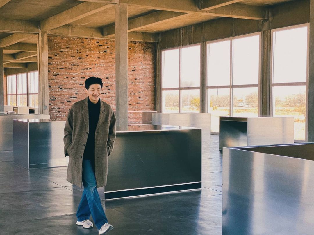 He has black hair again after so long, he looks so handsome 🥺