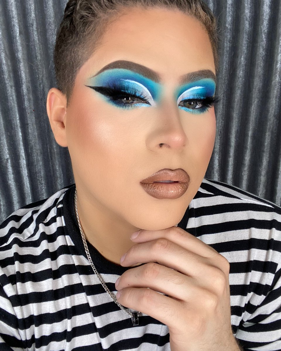 MakeupbyJavier's tweet photo. Jack frost Vibe Glam the wing 😉#mua #makeup #love #FYP #makeupartist #love #werehere #passion #TikTok #creation #Christmas #look https://t.co/qSYNMx5yjv