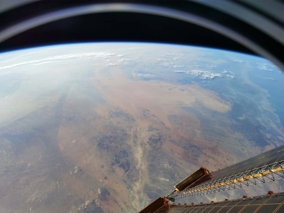PDChinese's tweet photo. 【“太空攝影師”新作來了！#神舟十二號 航天員新拍高清圖發布】2021年12月7日下午，中國航天員科研訓練中心在北京航天城舉行神舟十二號航天員乘組與記者見面會，神舟十二號乘組三名航天員帶來之前在軌拍攝照片，“太空攝影師”帶您領略“壯美地球”。 https://t.co/tlN0FZoBRQ