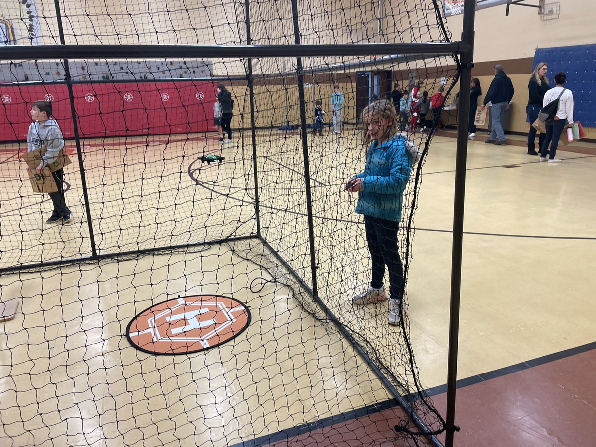 Family STE(A)M Night with <a href="/theILEsteam/">ilesteam</a>. Drones, robotics, etc. Great night for the whole family. @co_sumner <a href="/SumnerCountyCTE/">Sumner County CTE</a> <a href="/theTSIN/">Tennessee STEM Innovation Network</a> <a href="/SchwinnTeach/">Penny Schwinn</a> #SumnerAchieves