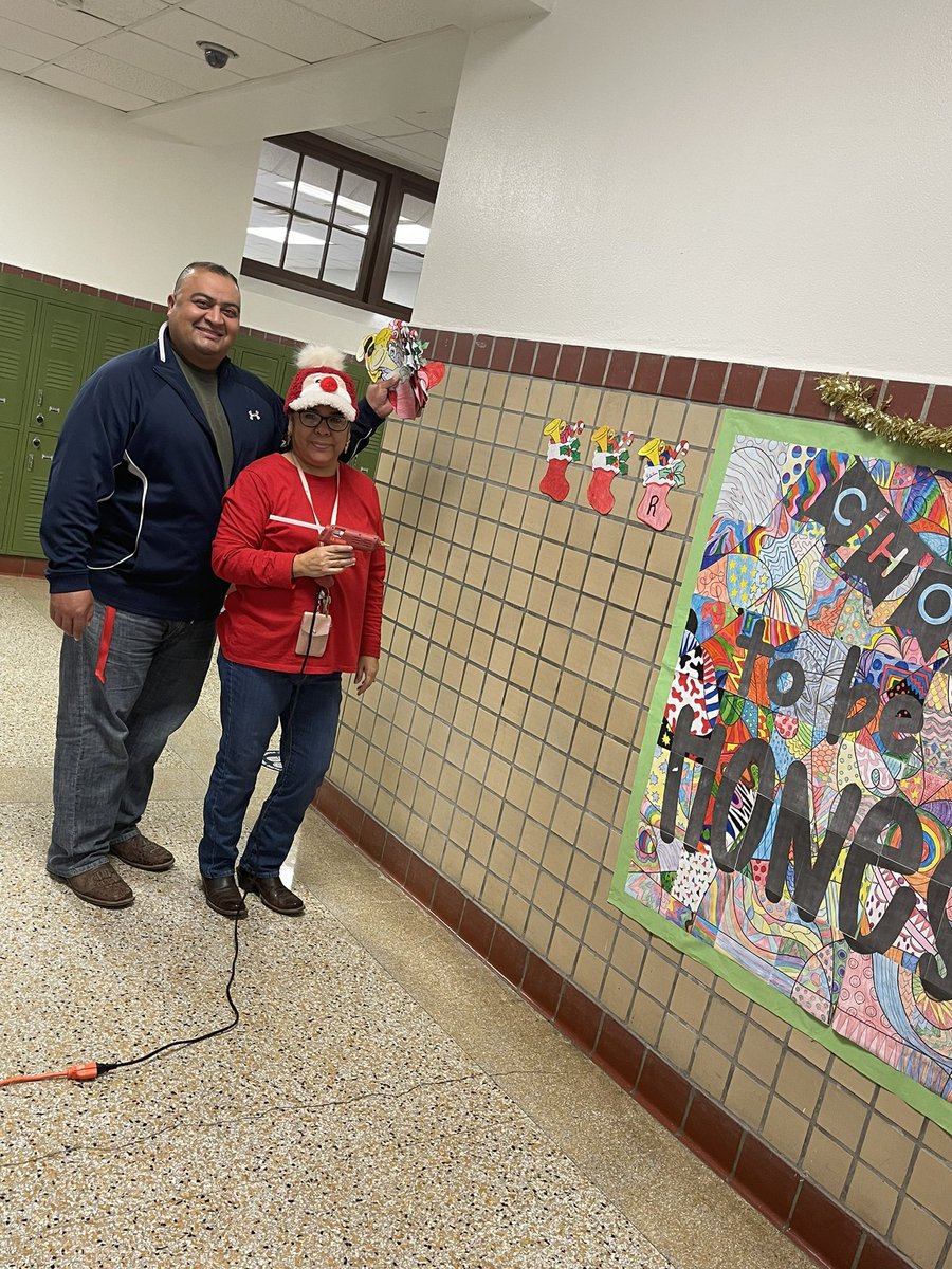 Spreading some holiday cheer <a href="/VernonMSWLA/">Vernon MS World Languages Academy</a> ☃️🎄❤️💚❤️ shout out to <a href="/RealMrWhitten/">Mr Whitten</a> for hanging up the lights!#JoytotheWorldLanguagesAcademy