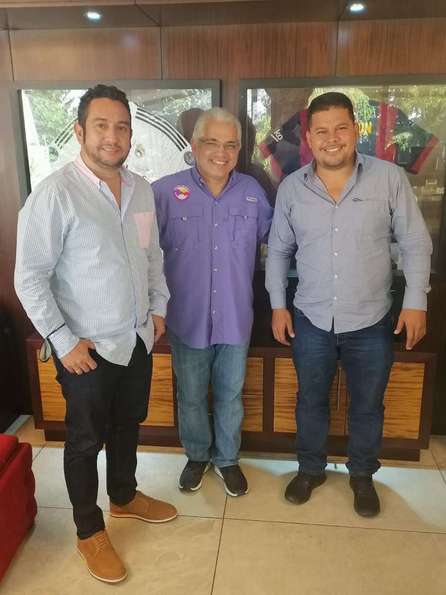 BlandonJose's tweet photo. Con dos HRs de Santiago, Expedito Cortés y Eduardo Pinzón. Autoridades locales que hacen su trabajo en sus comunidades. Como @panamenistas apostamos a elegir aún más representantes y alcaldes en el 2024. Capacitaremos a potenciales candidatos para que hagan una gestión excelente. https://t.co/eU8E0rMGMN
