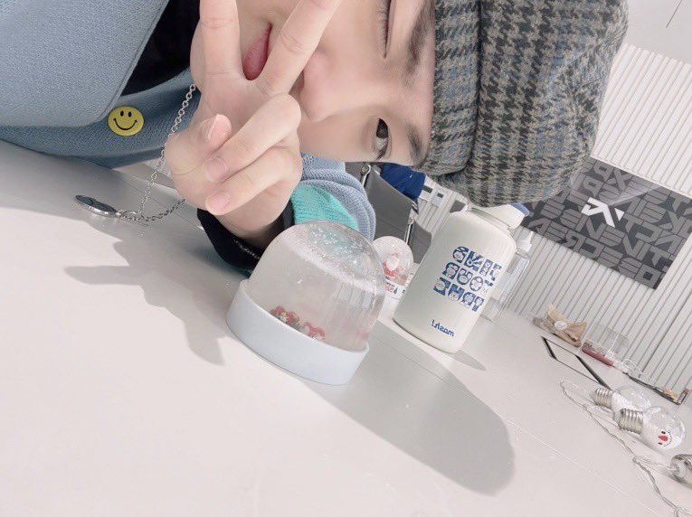 kilmdobby's tweet photo. Doyoung day was amazing! I took selcas with my snow globe that I made in many tries. If you watched the vlive, you know that I followed the manual correctly, right? But the water still flowed!! ㅠㅠ Nevertheless, thank you to Teumes who came today. Dobby loves you! https://t.co/0QHwLnM7jN