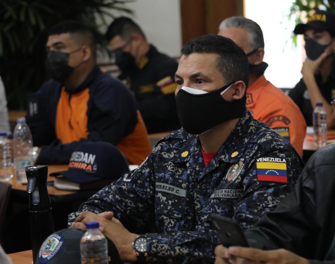 CeballosIchaso1's tweet photo. Desde el Tachira realizamos mesas de trabajo junto al Gobernador del estado, Freddy Bernal y los Alcaldes de la entidad, para potenciar y coordinar estrategias integrales en materia de seguridad ciudadana y paz, en el marco de la Gran Misión Cuadrantes de Paz. https://t.co/U8WBS4788x