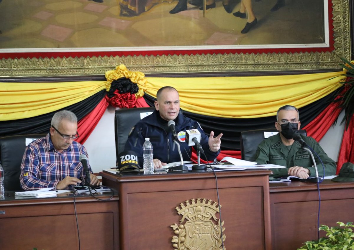 CeballosIchaso1's tweet photo. Desde el Tachira realizamos mesas de trabajo junto al Gobernador del estado, Freddy Bernal y los Alcaldes de la entidad, para potenciar y coordinar estrategias integrales en materia de seguridad ciudadana y paz, en el marco de la Gran Misión Cuadrantes de Paz. https://t.co/U8WBS4788x