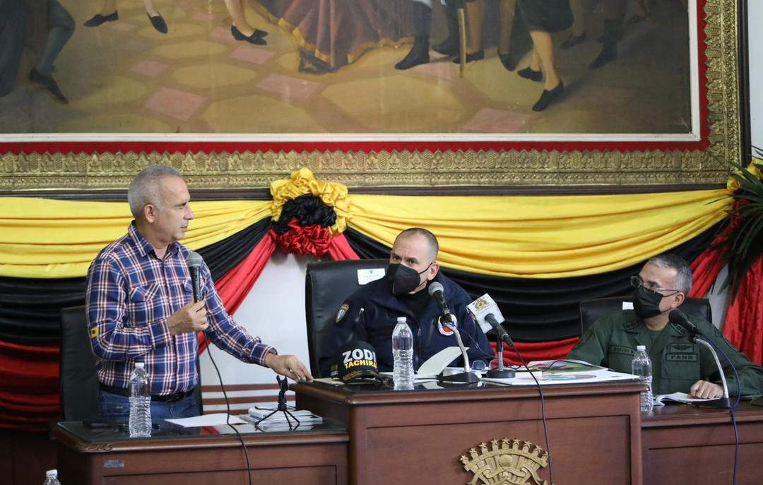 CeballosIchaso1's tweet photo. Desde el Tachira realizamos mesas de trabajo junto al Gobernador del estado, Freddy Bernal y los Alcaldes de la entidad, para potenciar y coordinar estrategias integrales en materia de seguridad ciudadana y paz, en el marco de la Gran Misión Cuadrantes de Paz. https://t.co/U8WBS4788x