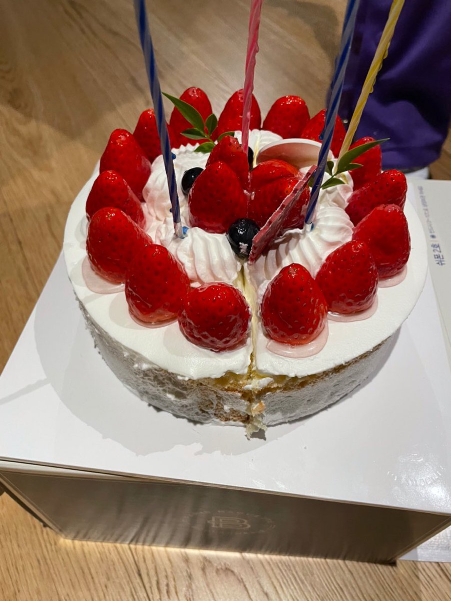 kilmdobby's tweet photo. Yesterday after the practice was over, the members made me cry... hiks.. I was touched, really. Now that I'm seeing the pictures I took that time, I felt the happiness again. As expected, our members are the best. Let me give each one of you a hug! 🥺 https://t.co/1RaBlH1R1U