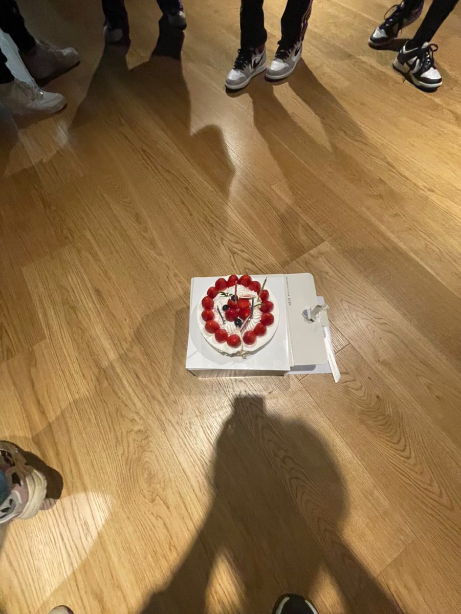 kilmdobby's tweet photo. Yesterday after the practice was over, the members made me cry... hiks.. I was touched, really. Now that I'm seeing the pictures I took that time, I felt the happiness again. As expected, our members are the best. Let me give each one of you a hug! 🥺 https://t.co/1RaBlH1R1U
