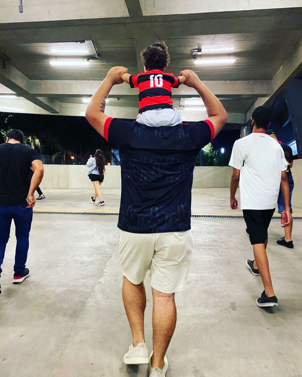 Sigo realizando meus sonhos e minha filha seguindo meus passos, a primeira vez a gente nunca esquece… te amo, minha menina. Viva ao Clube de Regatas do Flamengo! ❤️🖤