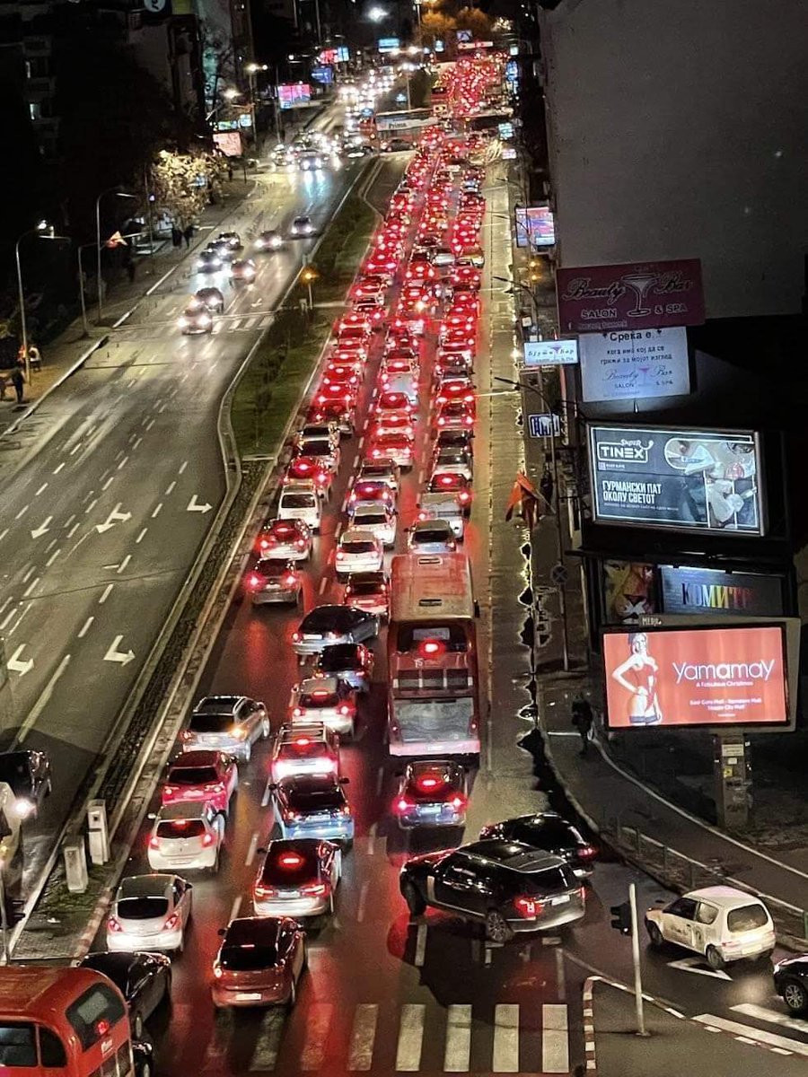 Новогодишните сијалички на град Скопје! Нека трепка....