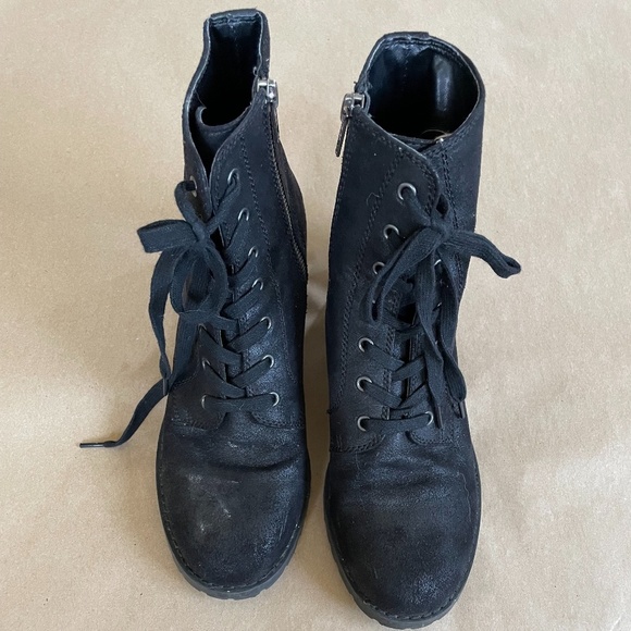 Manique04229693's tweet photo. So good I had to share! Check out all the items I'm loving on @Poshmarkapp from @JenniPeaden @OkayMariahhh #poshmark #fashion #style #shopmycloset #gbgiannibiniforjuniors #ninewest #americaneagleoutfitters: https://t.co/S0xlcr8yFt https://t.co/RxvgvPmTtK