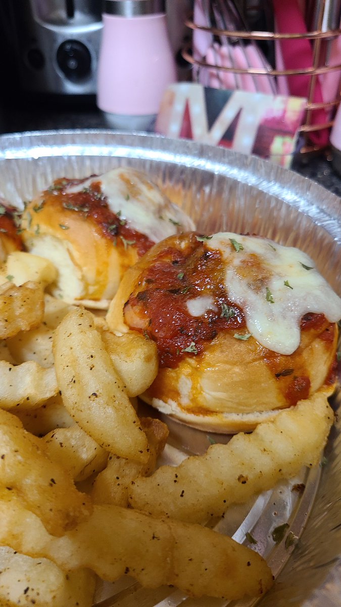 MalikahsCart's tweet photo. Bismillah 😊  yummy yummy yummy for my tummy 😋 meatball Sliders and fries https://t.co/YKO3k5OQFT