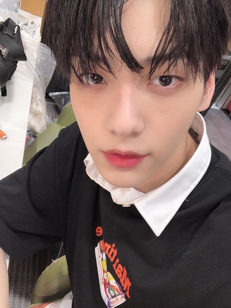 ⠀🜲   #𝕋𝕙𝕏𝕋   *   neɯ  .   .   єνєηт   /   𝕦𝗉 ❄️  𝐝𝐚𝐭𝐞   :   #𝗢𝗨𝗥STYLE 

¿Pueden ver los ojitos de Lev brillar? Inevitable al saber que hoy es el #𝗔𝗘𝗦𝗧𝗬𝗟𝗘DB, y como todo buen fan se escapo a apoyarlas, ojitos les hace para que acepten ser sus novias.