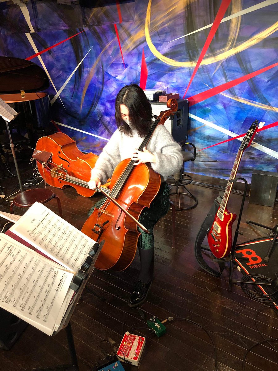 megotani's tweet photo. 昨日はMultty with Strings2回目の開催でした！
今回も沢山の方にお越し頂きありがとうございました🎁次回は2/27(日)＠六本木サテンドールです〜ぜひぜひ！

2枚目は、リハの合間に穴田さんのチェロを弾かせて頂きましたの様子笑
難しいーけど楽しいー！始めてみたくなりました！！！🥳 https://t.co/cJlciakdUB