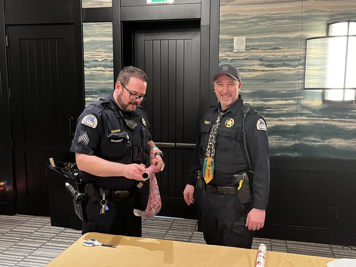 VailPolice's tweet photo. The wrapping paper might be winning… #ShopwithaCop #wrappingishard https://t.co/WvU8H73lFy