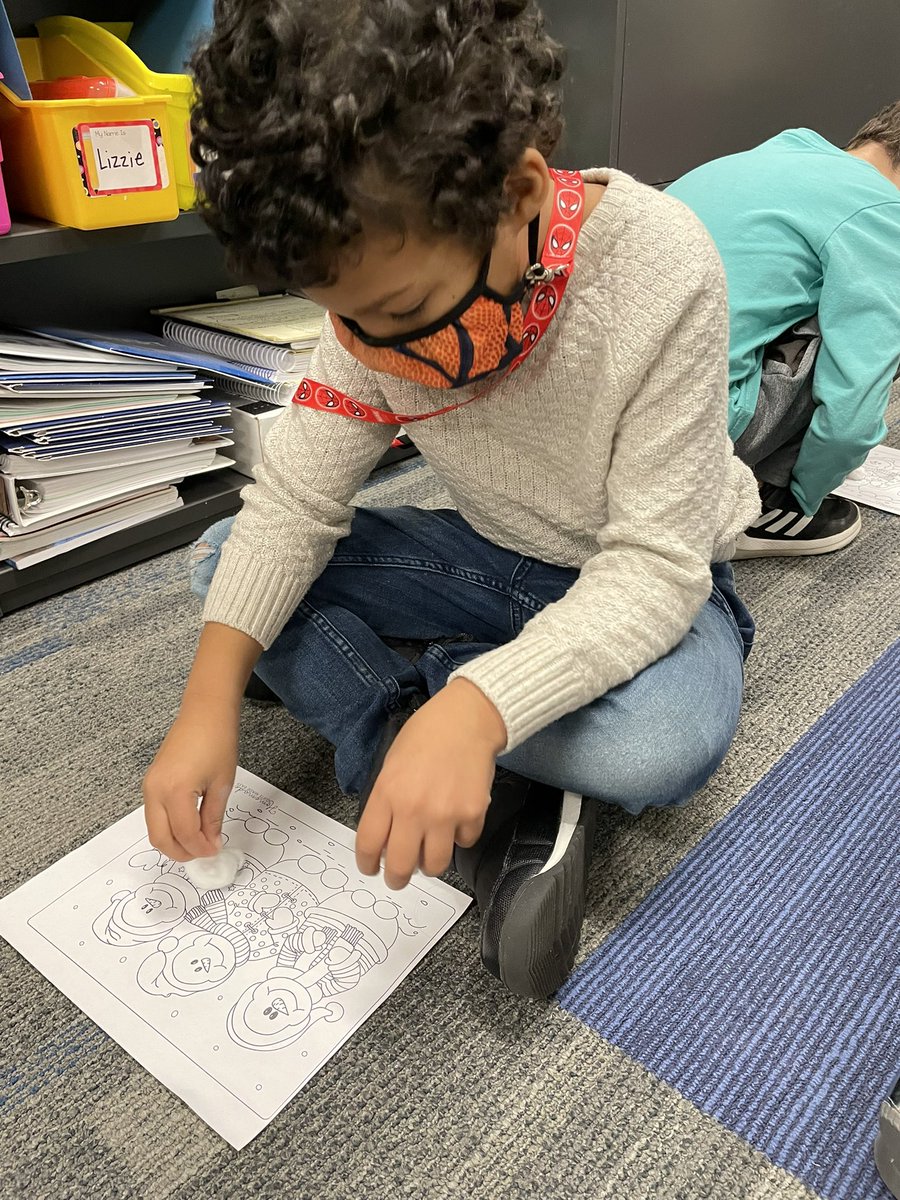 KatiebellSLP's tweet photo. @SLCSpearson students use their language to give friends directions using snowballs in @MrsPalmPearson/@KatiebellSLP co-teaching! No peeking 😉…our words matter!#communicationcounts #Peertopeer https://t.co/MwXfZ7DWCx