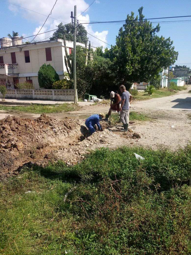 Se trabaja en la rehabilitación del alcantarillado en ave 50 e/ 71 y 73 con la participación de la UEB Cienfuegos y el apoyo de las autoridades del territorio.