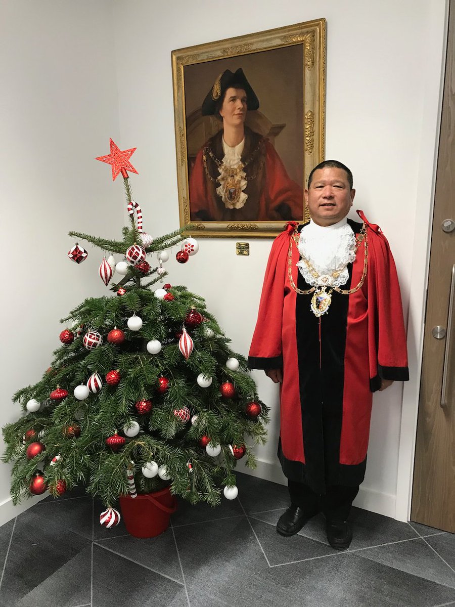 tonylouki's tweet photo. In his Parlour after last night's Borough Council meeting. Lovely to see the #56thMayor, the @bishnug58, by the portrait of the first woman office holder, #22ndMayor of #HestonandIsleworthBorough, Councillor Mavis Davison. Both wearing the 1932 #Charter Chain, 66 years apart. https://t.co/Bohg1WQjRU