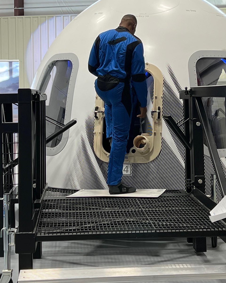 Suited and booted in my new @blueorigin astronaut suit!! Getting ready for our launch to space this Thursday! 🚀🚀
 
More about our journey tomorrow morning on @GMA! #StrayAndBeyond #NewShepard