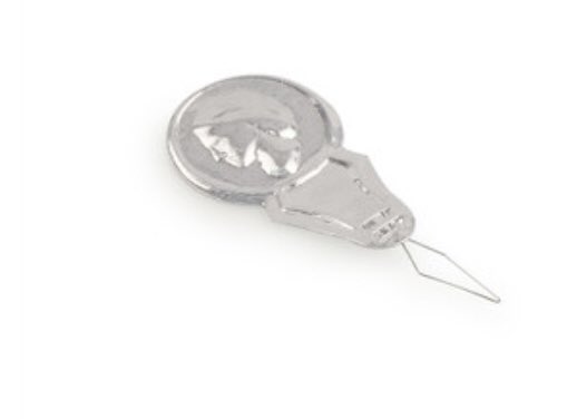 1HumanLife_'s tweet image. Don’t judge me but I was today years old when I finally asked myself what is this and used it. Silly me. #needlethreader