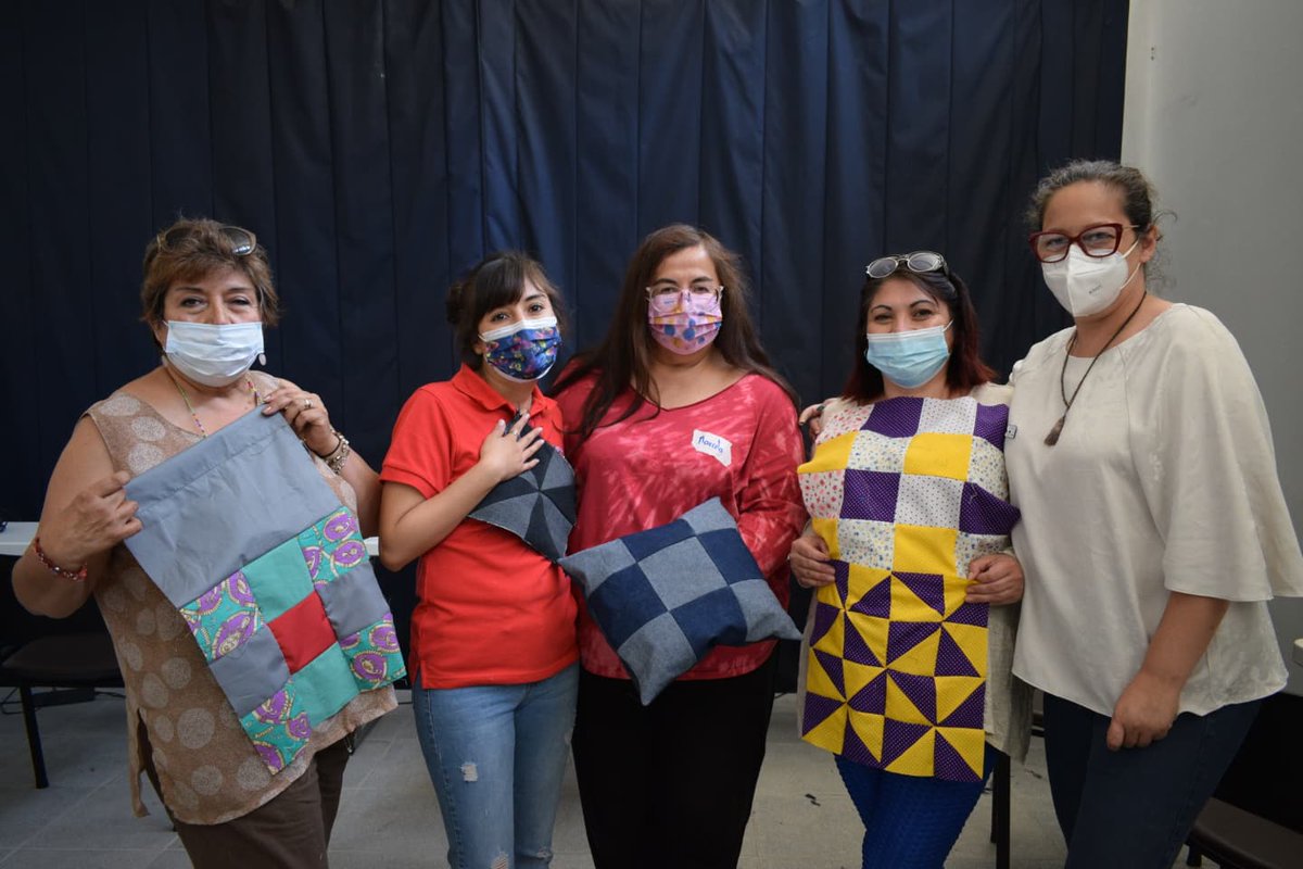 Junto a <a href="/JanomeChile/">Janome Chile</a> y <a href="/MANIQUIESCHILE/">MANIQUIES CHILE</a> saludamos a aquellas que participaron del taller de "Cojín de patchwork" y aprendieron esta interesante técnica de costura✨#hechoamano

Atent@s a nuestras redes sociales para próximos talleres 🌱 #EstaciónCentral