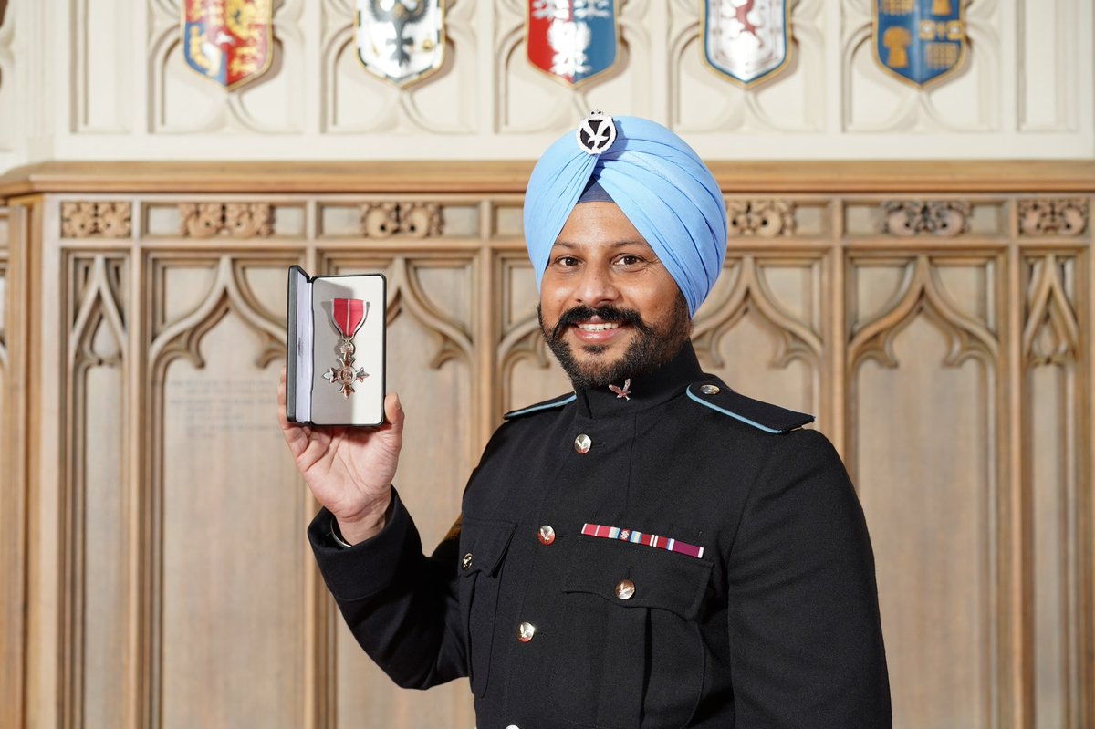 Double celebration today. Received MBE award by the @KensingtonRoyal on my birthday. Duke of Cambridge congratulated me the birthday wishes. Best birthday present anyone can ever ask for. Feel #humble to represent @ArmyAirCorps and gratitude of being sikh soldier @BritishArmy