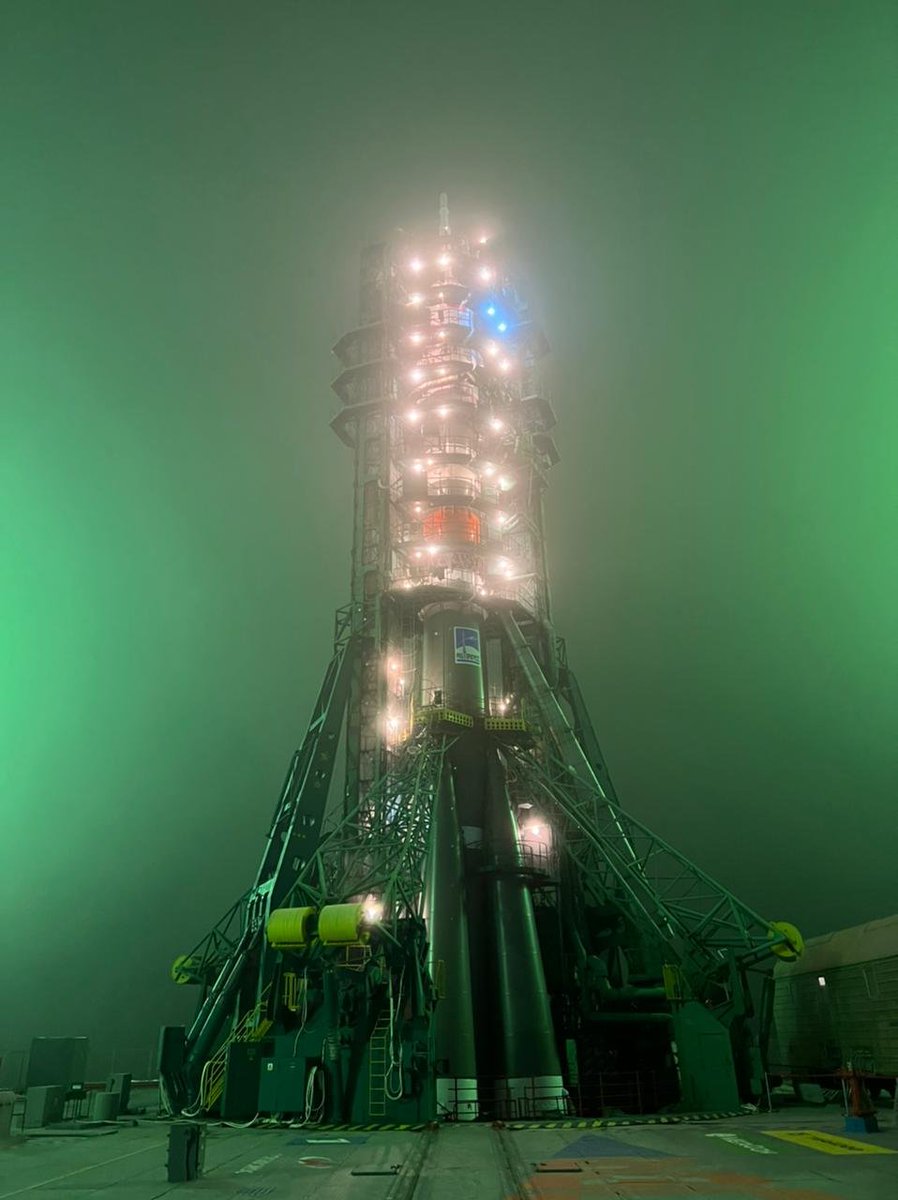 My favorite Christmas tree by far!!!!

Photo credit: @roscosmos  #SoyuzMS20