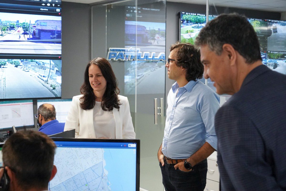 soledadmartinez's tweet photo. Recorrimos el Centro de Monitoreo 🚨 para ver cómo quedaron las obras de renovación. Vamos a seguir trabajando con @jorgemacri y todo el equipo para seguir mejorando la seguridad en cada barrio 💪🏼 https://t.co/RqyZmQSiCw