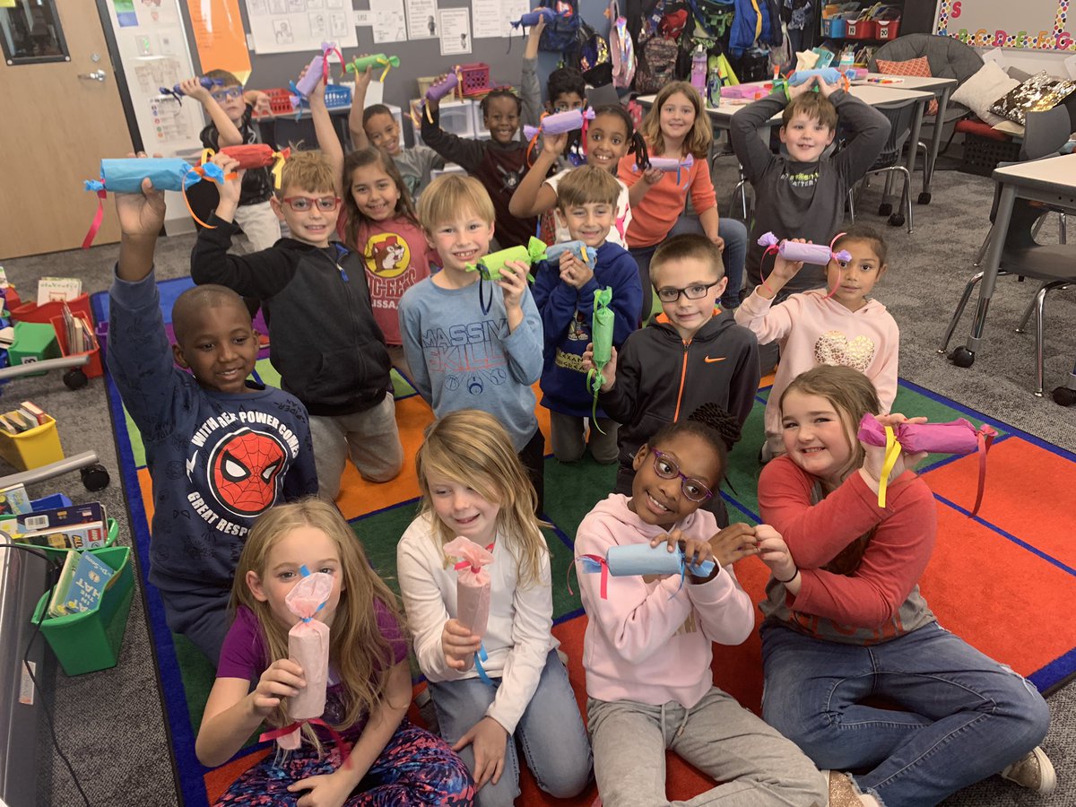 #TenDaysOfChristmas with Mrs. Roberts Class Day 2! Today we made Christmas crackers after we learned about how Christmas is celebrated in England! #WWEmpowers #MelissaISD